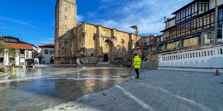 Comillas acomete trabajos de limpieza del pavimento en varias plazas para mejorar su conservación