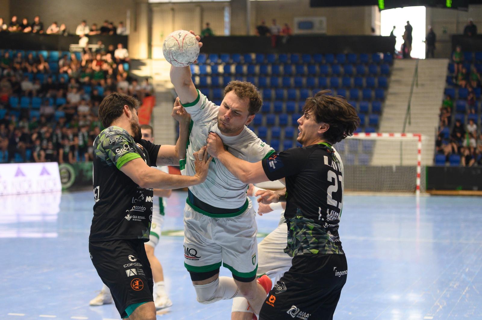 Bathco BM Torrelavega gana en Pamplona y accede a su cuarta Final a 8 ...