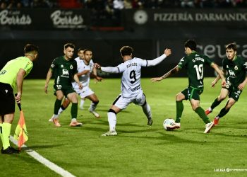 El Racing se queda sin victoria en Ceuta por dos goles anulados en fuera de juego muy cuestionados