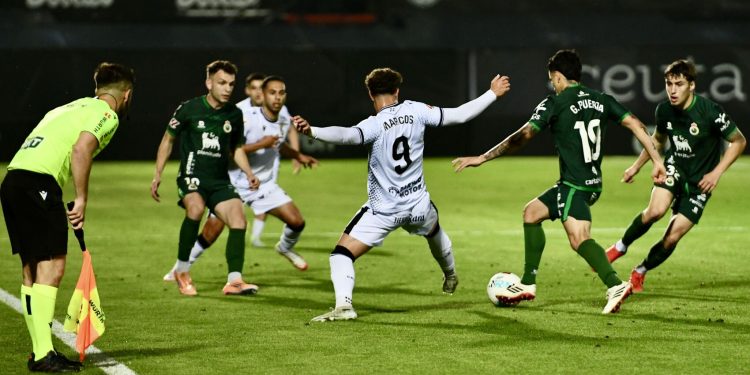 El Racing se queda sin victoria en Ceuta por dos goles anulados en fuera de juego muy cuestionados