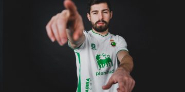 Entre el ruido del ferri y el silencio de la autovía, el regreso de un delantero sin vuelo