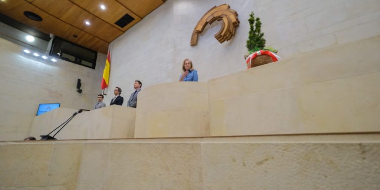 El Parlamento de Cantabria rinde homenaje a Javier López Marcano con un minuto de silencio y un tejo en su escaño