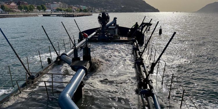El Gobierno de Cantabria ha dragado más de 5.300 metros cúbicos de arena en el puerto de Santoña desde finales de febrero