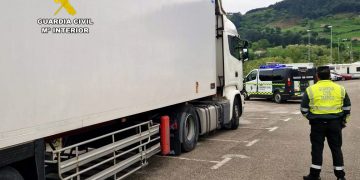 La Guardia Civil investiga a un camionero de 34 años por conducción temeraria en la A-67 tras circular a 138 km/h y dar positivo en cocaína