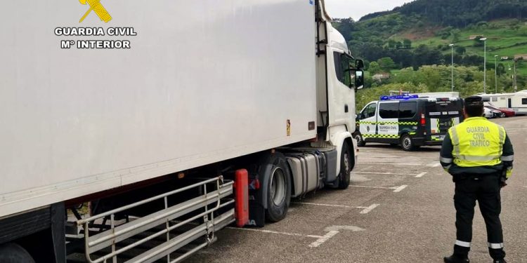 La Guardia Civil investiga a un camionero de 34 años por conducción temeraria en la A-67 tras circular a 138 km/h y dar positivo en cocaína