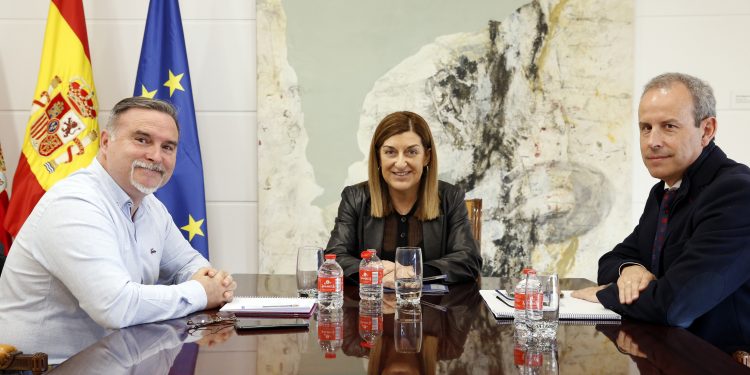 Buruaga anuncia el inminente inicio de obras de viviendas de alquiler asequible en Santoña y la adjudicación del refuerzo del muelle pesquero