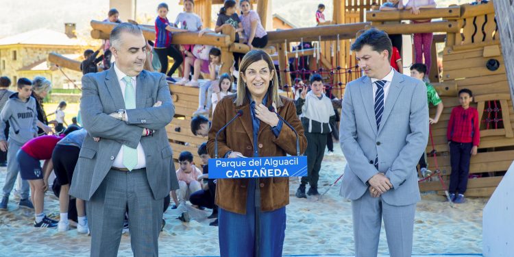 Buruaga inaugura el primer parque infantil cubierto de Castañeda en Pomaluengo con una inversión cercana al millón de euros