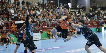 Bathco BM Torrelavega arrolla al Ademar León y se reengancha a la pelea europea (40-33)