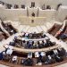 Buruaga acusa al PSOE de situar a Cantabria fuera de las prioridades de Sánchez y recrudece el choque político en el Parlamento