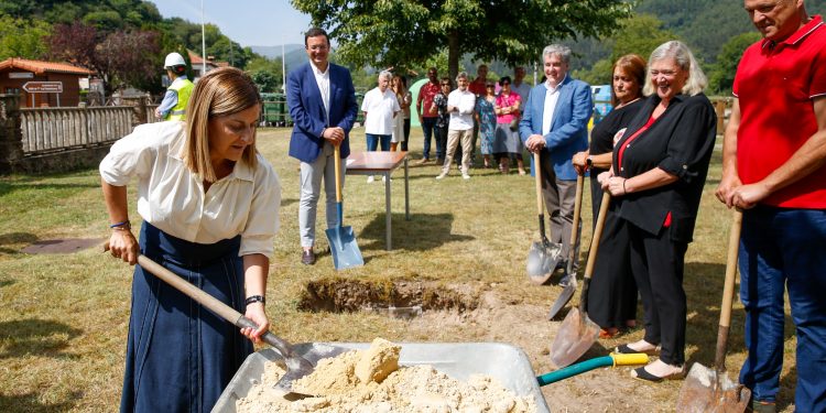 Buruaga pone la primera piedra de las piscinas de Ruente, que abrirán la próxima primavera con una inversión de casi 850.000 euros