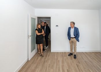 Buruaga inaugura en Reinosa las primeras viviendas protegidas de alquiler asequible construidas en Campoo desde 2016