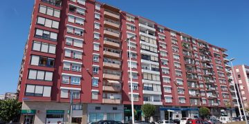 Un conductor ebrio choca contra la policía y se da a la fuga