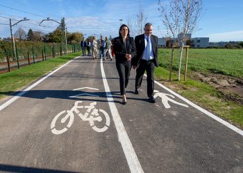 Fomento inaugura el carril bici-peatonal entre Santa Cruz de Bezana y Mompía