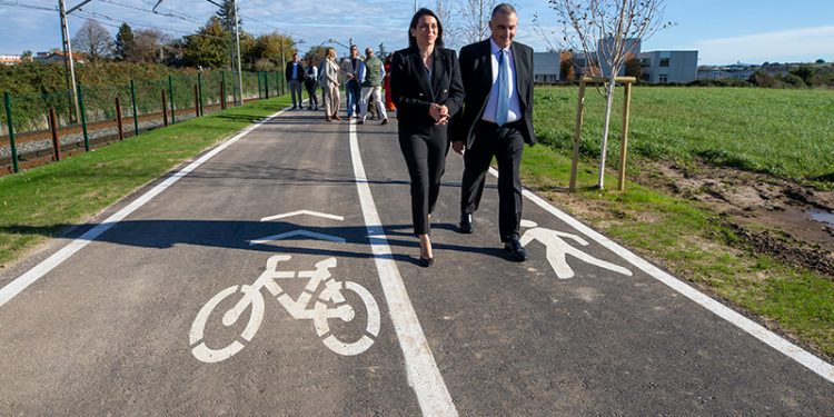 Fomento inaugura el carril bici-peatonal entre Santa Cruz de Bezana y Mompía