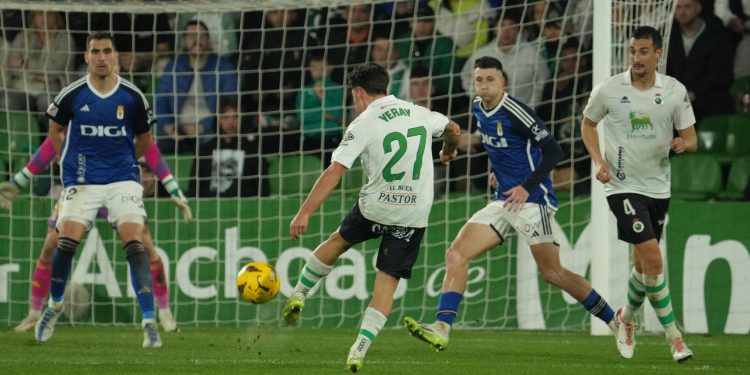 Empate en el derbi norteño entre Racing y Oviedo