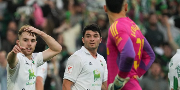 Empate en el derbi norteño entre Racing y Oviedo