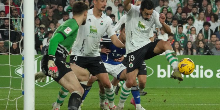 Empate en el derbi norteño entre Racing y Oviedo