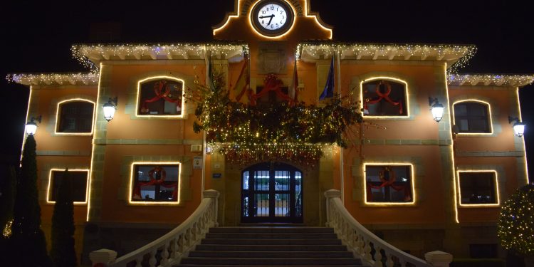 Unas 30.000 luces LED iluminan la Navidad en Piélagos