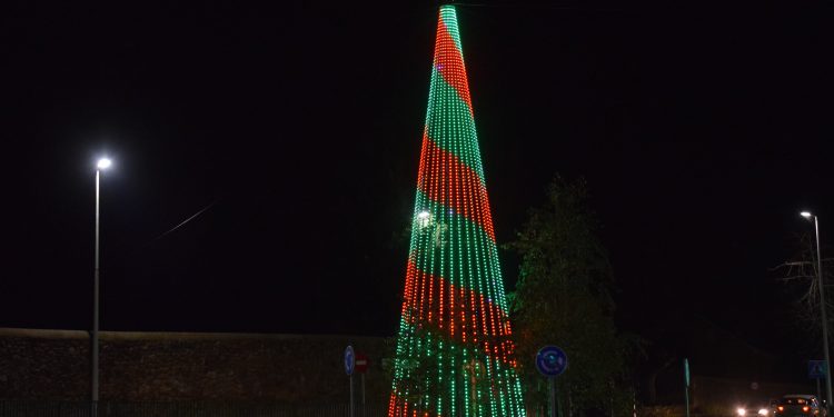 Unas 30.000 luces LED iluminan la Navidad en Piélagos