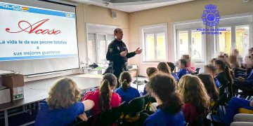 La Policía Nacional imparte diversas sesiones formativas a los alumnos del “Colegio El Salvador” de Torrelavega