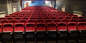 Cultura y el Ayuntamiento de Colindres abordan el avance de las obras de rehabilitación de la sala cine teatro