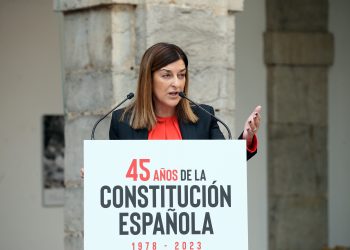 La presidenta de Cantabria llama a la unidad y al “constitucionalismo militante” para hacer frente “al mayor abuso institucional” en democracia