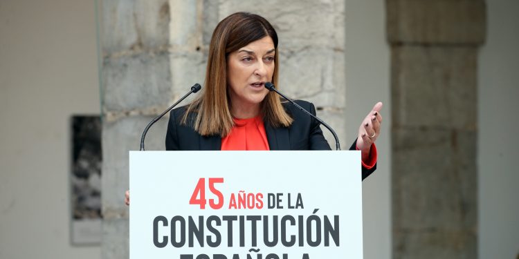 La presidenta de Cantabria llama a la unidad y al “constitucionalismo militante” para hacer frente “al mayor abuso institucional” en democracia