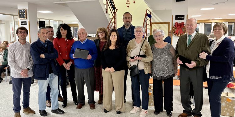 Gómez del Río participa en el reconocimiento a los mayores del Centro Social de Torrelavega
