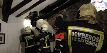 Bomberos del 112 Cantabria controlan incendio en chimenea de Liérganes y realizan labores de saneamiento en el tejado