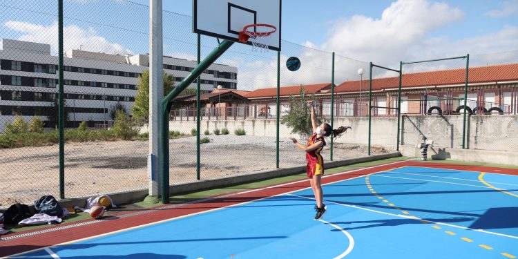 La Consejería de Deporte acometerá la cobertura de la pista polideportiva de Quintanilla de Lamasón