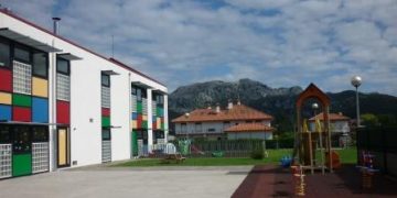 Sergio Silva colaborará con Liendo en la mejora de las instalaciones del colegio público Peregrino Avendaño