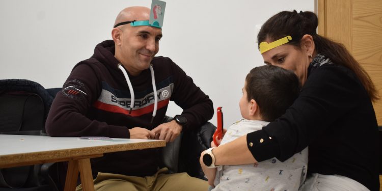 Padres e hijos descubren en Piélagos la importancia del juego en desarrollo de habilidades