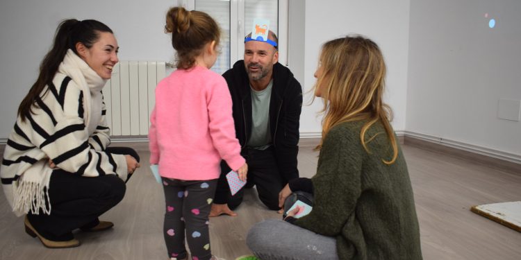 Padres e hijos descubren en Piélagos la importancia del juego en desarrollo de habilidades