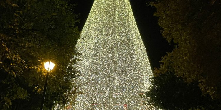 Guardia Civil denuncia a pilotos de drones por incidente en árbol de Navidad de Cartes, el más alto de Europa