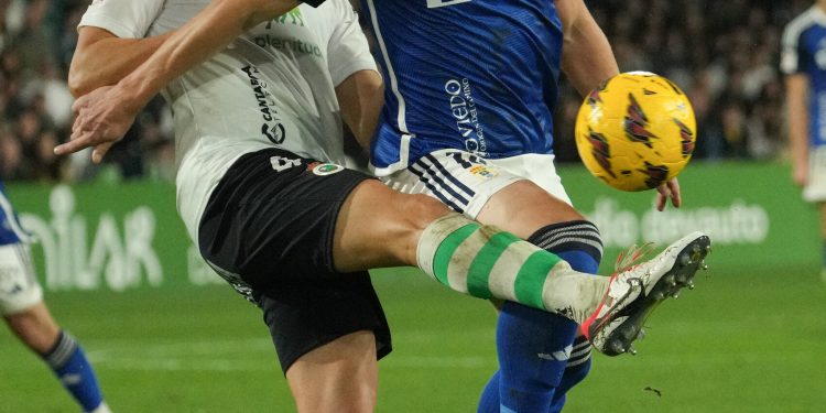 Empate en el derbi norteño entre Racing y Oviedo