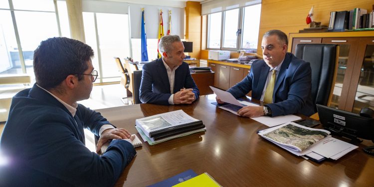 Fomento colaborará con Guriezo en la renovación de viales y la mejora de la red de saneamiento municipal
