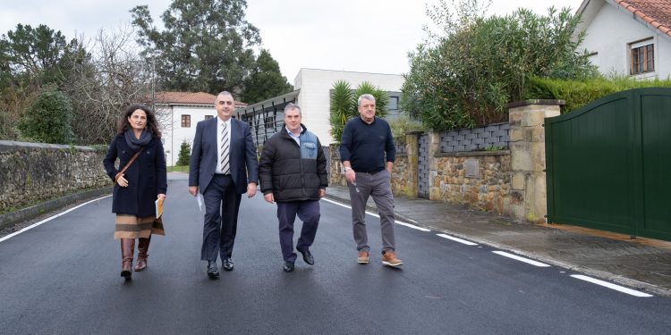 La Consejería de Fomento invierte 100.000 para ampliar y reparar viales y aceras en Liendo