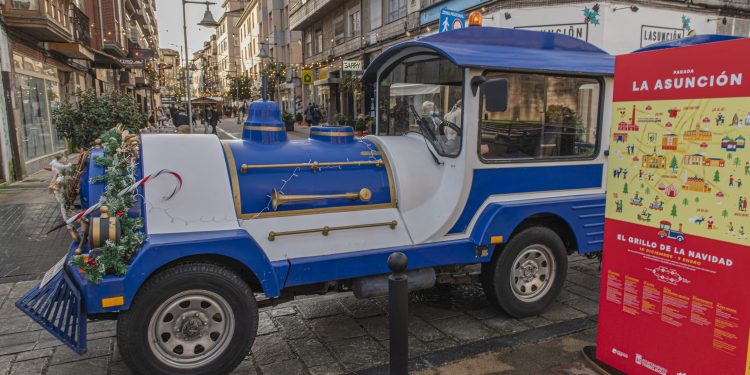 Comienza a funcionar en Torrelavega el tren turístico ‘El Grillo de la Navidad’
