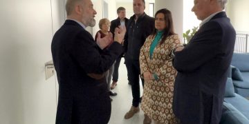 Gómez del Río señala el centro de día de AMPROS como ejemplo de atención e integración de las personas con discapacidad intelectual