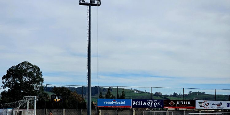 Comienza la instalación de la nueva iluminación del campo de fútbol de Santa Ana, en Tanos