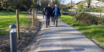 Fomento habilita una senda peatonal y carril bici con iluminación en Omoño