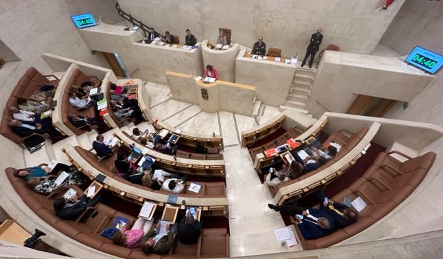 Parlamento de Cantabria aprueba medidas de apoyo al transporte por carretera y insta a combatir la ocupación ilegal de viviendas