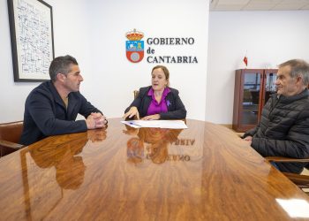 La Consejería de Presidencia acometerá la reforma de la cubierta de las Escuelas de Villasevil y dotará de más medios al Ayuntamiento de Santiurde de Toranzo