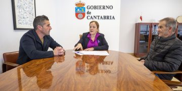 La Consejería de Presidencia acometerá la reforma de la cubierta de las Escuelas de Villasevil y dotará de más medios al Ayuntamiento de Santiurde de Toranzo