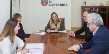 El Gobierno y el Colegio de Médicos estudian soluciones para garantizar el relevo generacional de los profesionales que trabajan en la Administración 