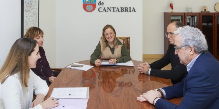 El Gobierno y el Colegio de Médicos estudian soluciones para garantizar el relevo generacional de los profesionales que trabajan en la Administración