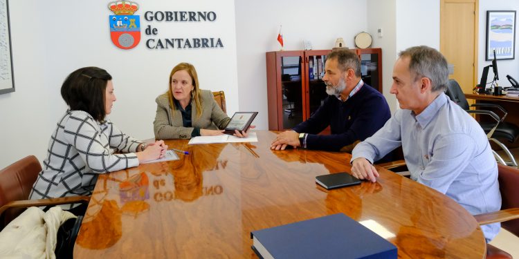 Urrutia recibe el reconocimiento de la alcaldesa de Corvera de Toranzo por la atención de dos incendios que tuvieron lugar el mes pasado en el municipio