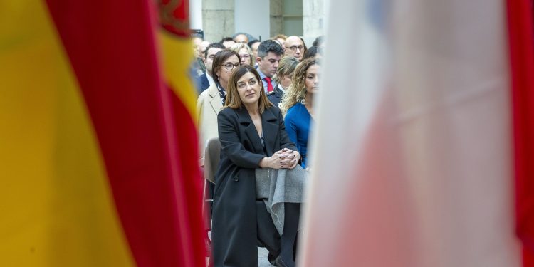 La presidenta del Parlamento cántabro señala la preocupación ciudadana ante los acuerdos de Sánchez