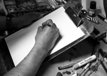 El Ayuntamiento de Torrelavega reparte comic con «contenido pornográfico» que ya ha retirado