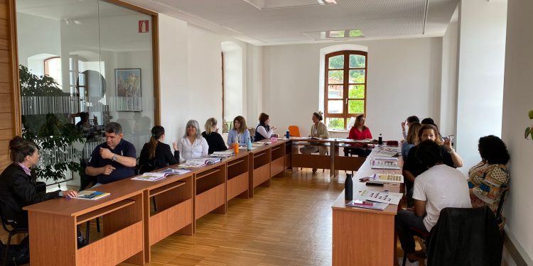 Piélagos abre un curso gratuito de B1 en lenguaje de signos